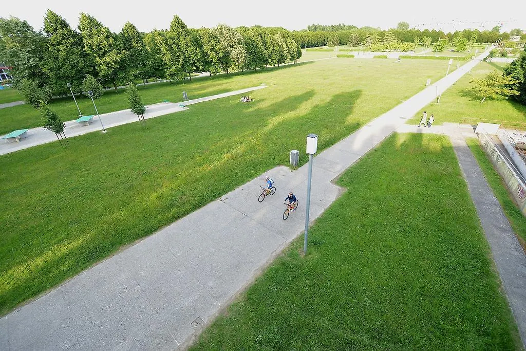 Private Park-15Mindowntown, 4 Pax, Aircond Mestre